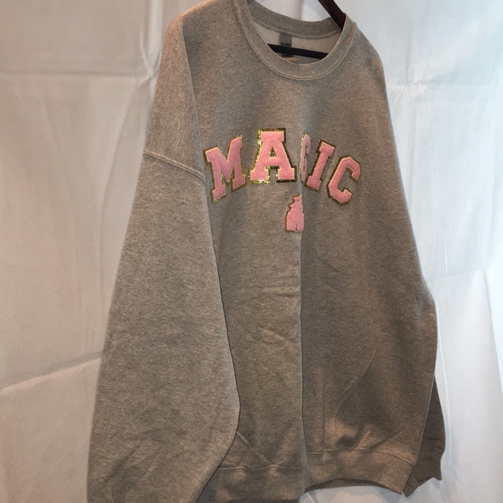 Gildan Gray “MAGIC” Graphic Sweatshirt – Size 3XL, Pink & Gold Letters